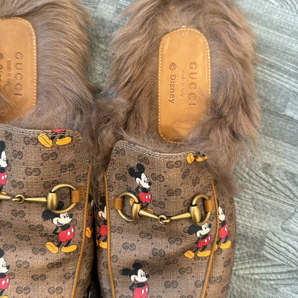 Gucci x Disney PRINCETOWN mule slide with Mickey Mouse and lamb wool lining - Picture 4 of 10